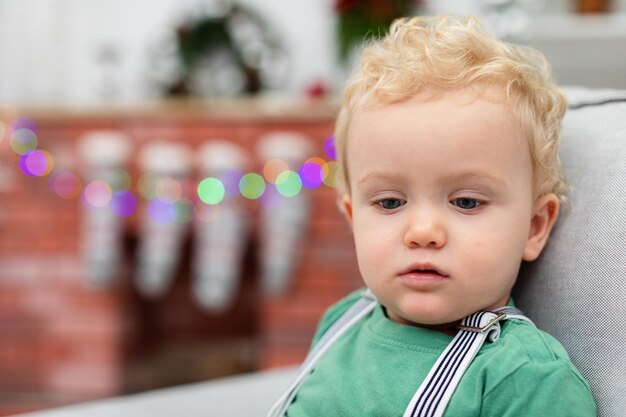 Close-up del viso di un bambino con i capelli ricci