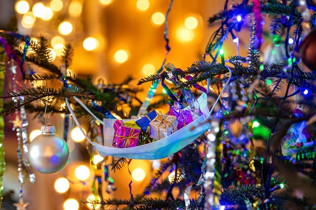 Close-up dell'albero di Natale illuminato di notte