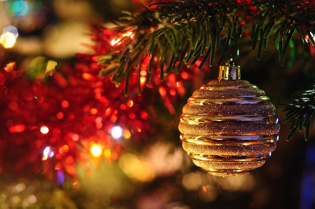 Close-up dell'albero di Natale illuminato di notte