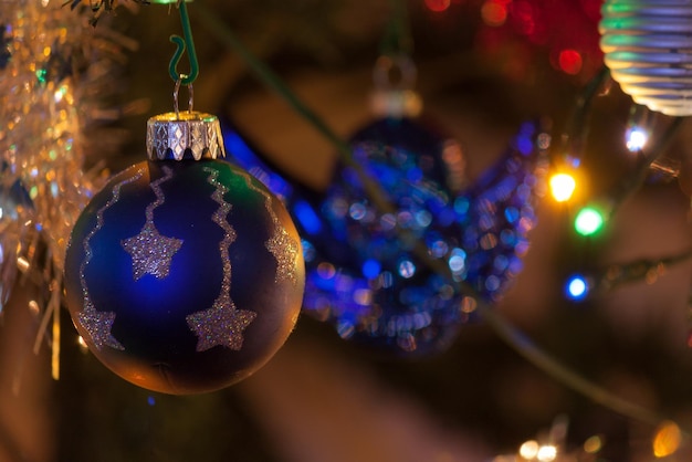 Close-up dell'albero di Natale illuminato di notte