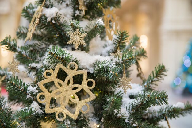 Close-up dell'albero di Natale nella neve