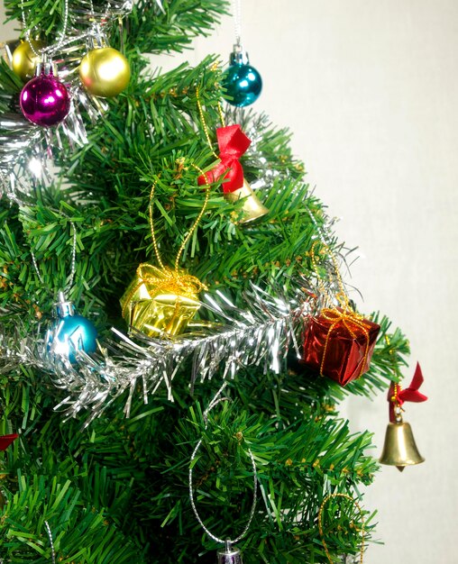 Close-up dell'albero di Natale sullo sfondo bianco