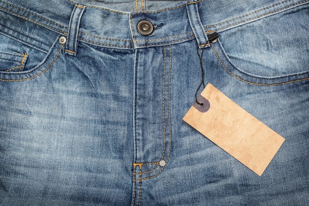 Close-up dell'etichetta sui jeans in vendita
