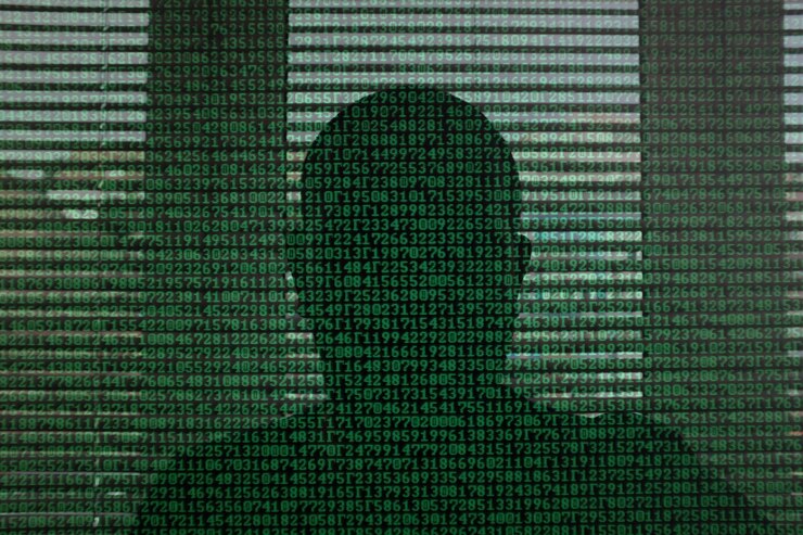 Foto close-up dell'ombra dell'uomo su codici binari