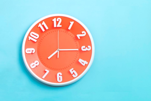 Close-up dell'orologio sulla parete blu