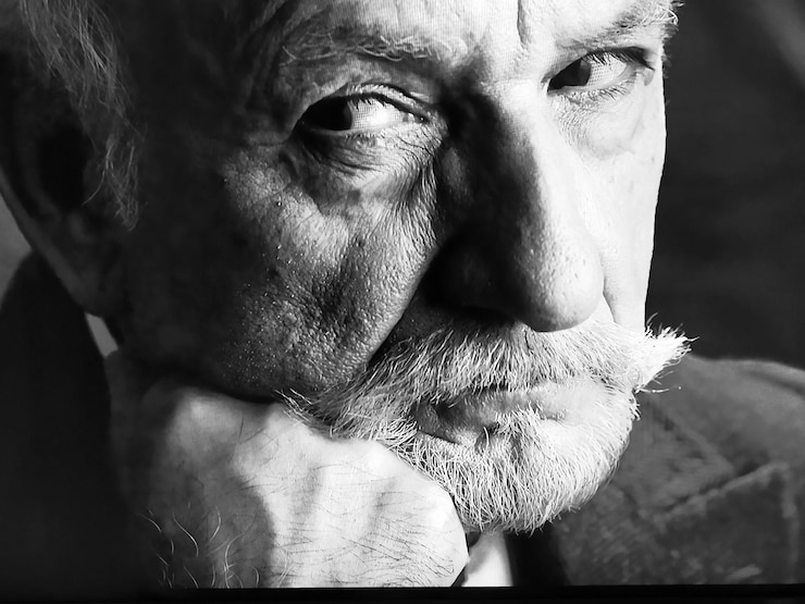 Foto close-up dell'uomo che guarda da un'altra parte