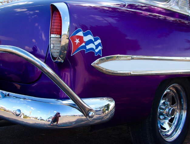 Close-up della bandiera cubana su un'auto viola