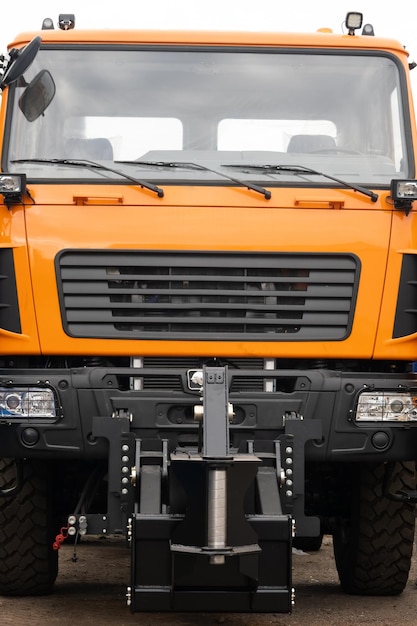 Close-up della cabina di un camion arancione