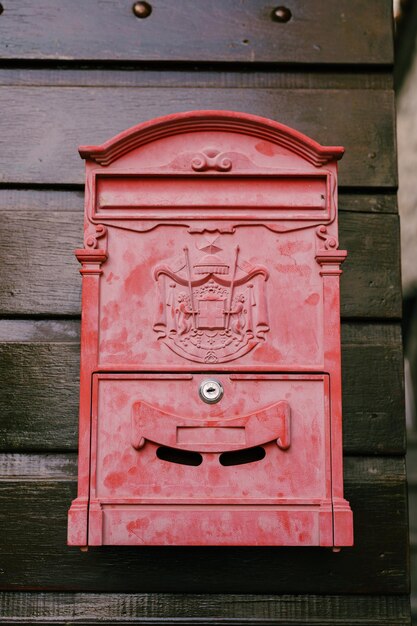 Close-up della cassetta postale rossa sulla parete