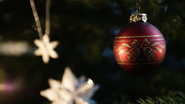 Close-up della decorazione natalizia appesa all'albero