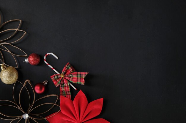 Close-up della decorazione natalizia su uno sfondo nero