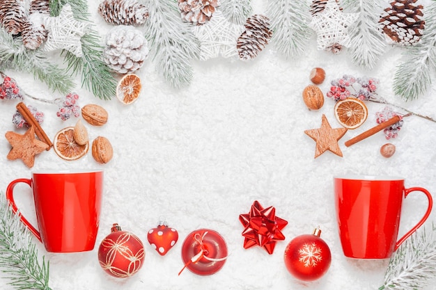 Close-up della decorazione natalizia sulla neve
