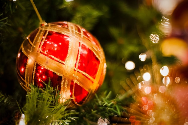Close-up della decorazione sull'albero di Natale illuminato di notte