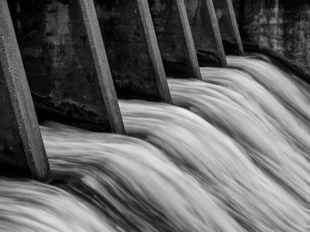 Close-up della diga contro il fiume