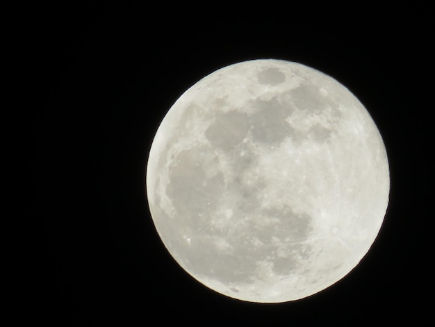 Close-up della luna piena contro un cielo limpido