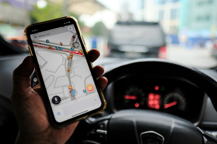 Foto close-up della mano che tiene lo smartphone in un'auto