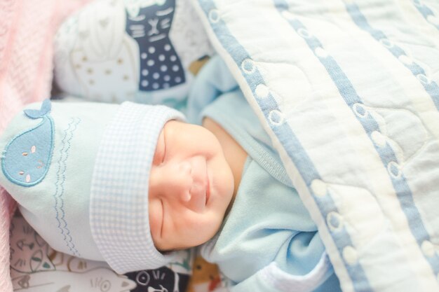 Close-up della mano del bambino sul letto