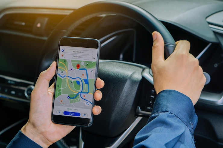 Foto close-up della mano dell'uomo utilizzando la navigazione gps all'interno dell'auto da un'applicazione su smartphone