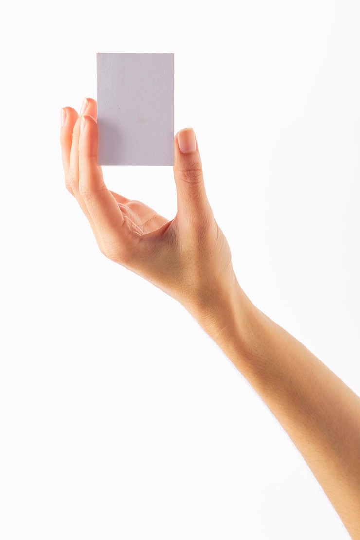 Foto close-up della mano di una donna sullo sfondo bianco