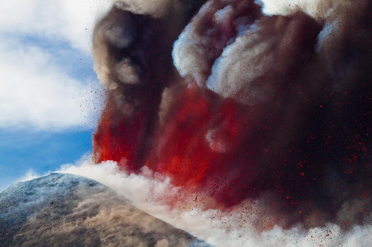 Foto close-up della neve sulla montagna contro il cielo