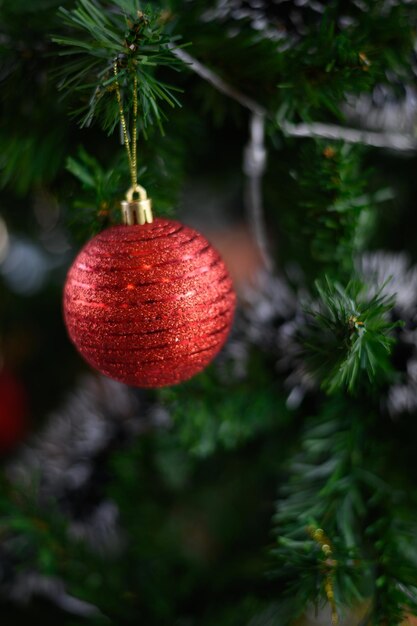 Close-up della palla rossa appesa all'albero di Natale