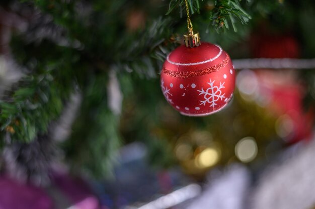 Close-up della palla rossa appesa all'albero di Natale