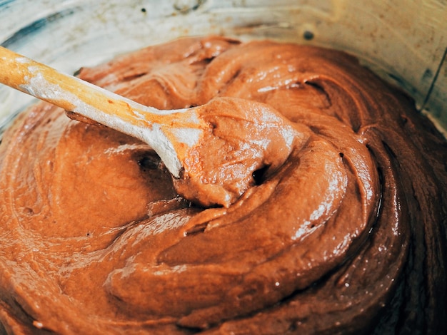 Close-up della pasta di torta al cioccolato nel contenitore