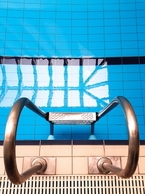 Close-up della piscina contro la finestra