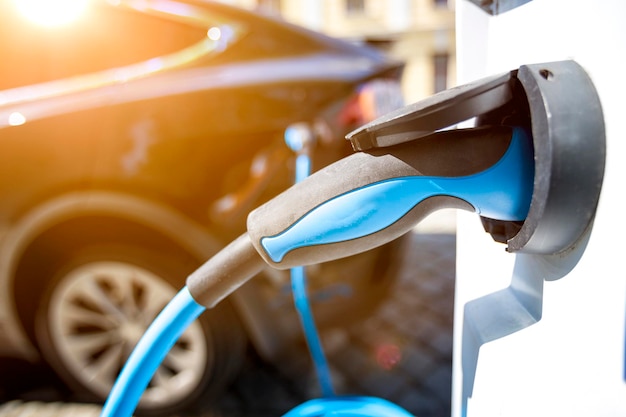 Close-up della ricarica di un'auto elettrica in una stazione di servizio