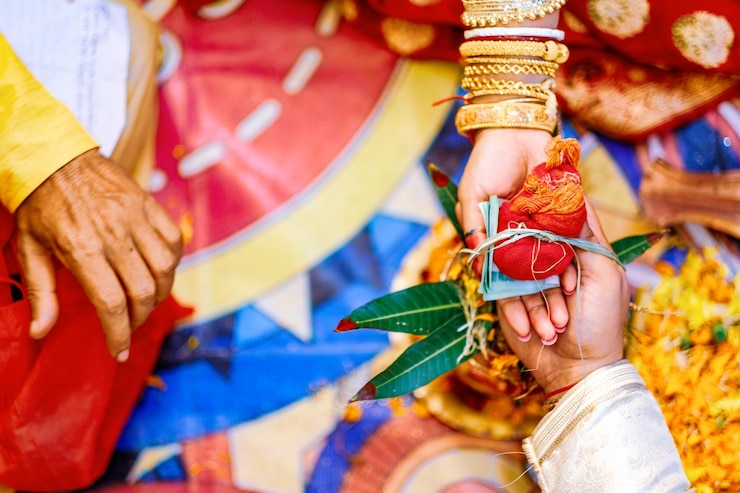 Foto close-up della sposa e dello sposo che si sposano