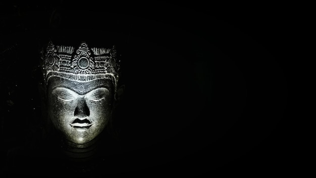 Close-up della statua di Buddha sullo sfondo nero