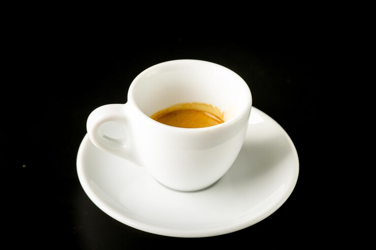 Foto close-up della tazza su sfondo nero