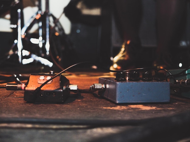 Close-up della tecnologia collegata alle attrezzature musicali sul palco