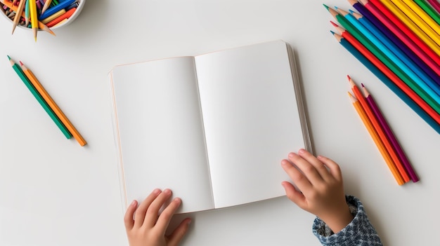 Close-up delle mani dei bambini con libri da colorare e matite intorno