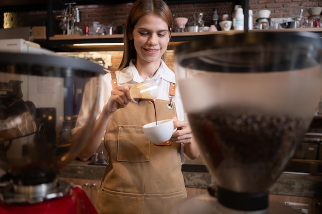 Close-up delle mani del barista che usano Portafilter per preparare l'espresso