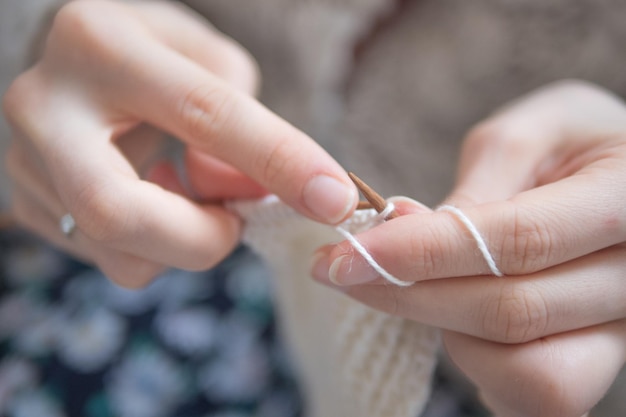 Close-up delle mani di una donna a maglia