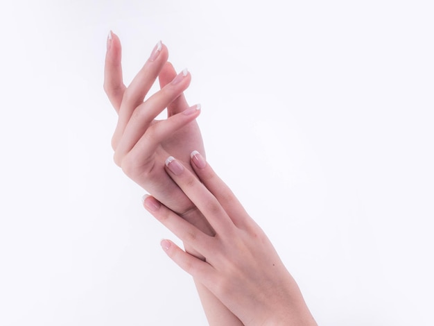 Close-up delle mani di una donna su uno sfondo bianco