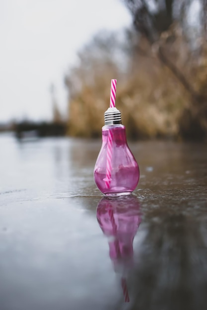 Close-up di acqua rosa contro il cielo