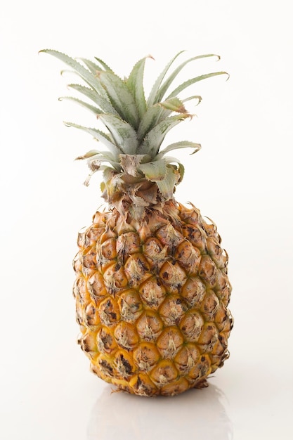 Close-up di ananas su sfondo bianco