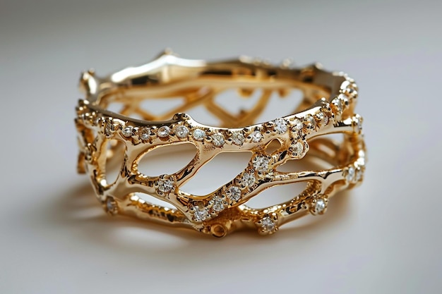 Close-up di anelli nuziali d'argento su rosa bianca DOF concentrarsi sui diamanti