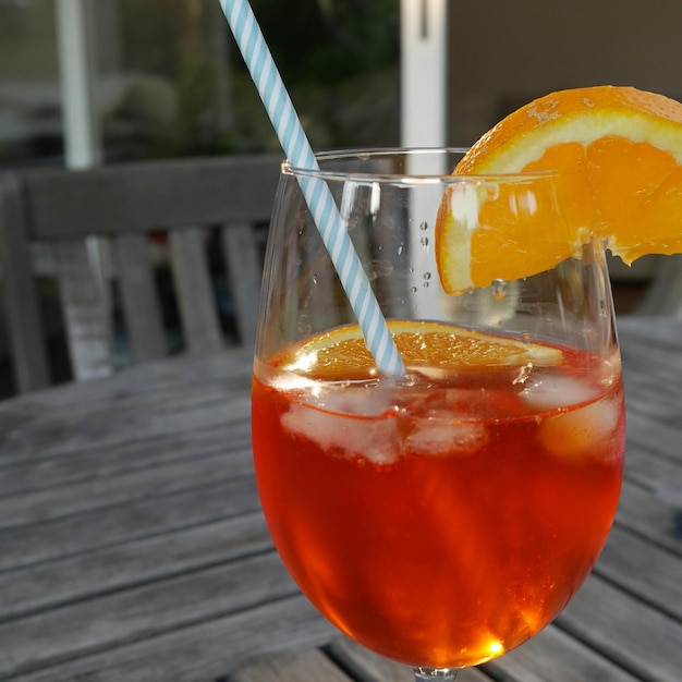 Close-up di aperol spritz in bicchiere di vino su tavola
