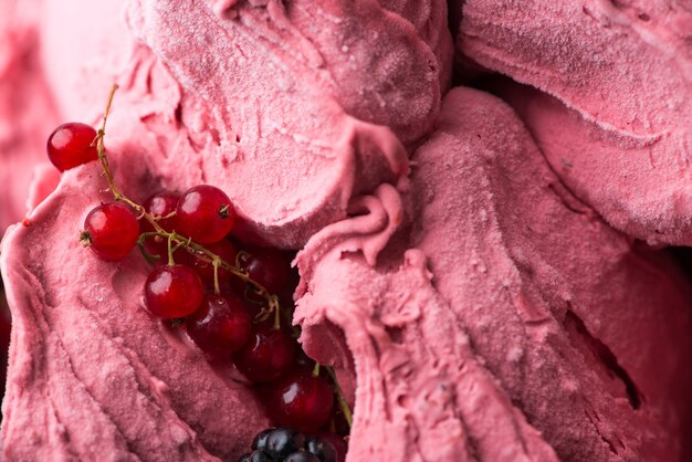 Close-up di appetitoso gelato con frutti di bosco, macrofotografia