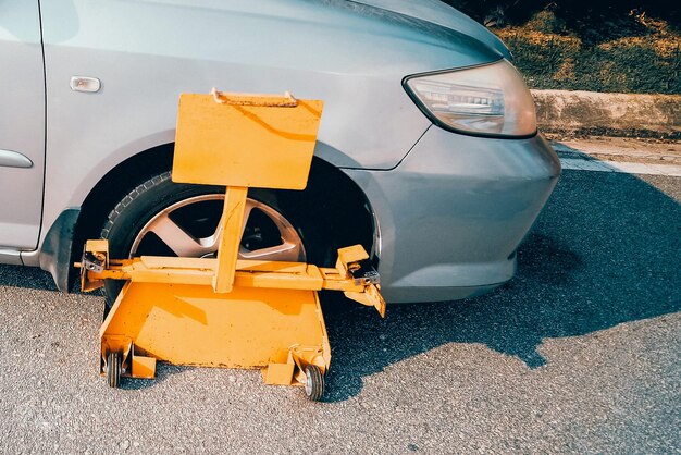 Close-up di attrezzature gialle con pneumatici per auto su strada