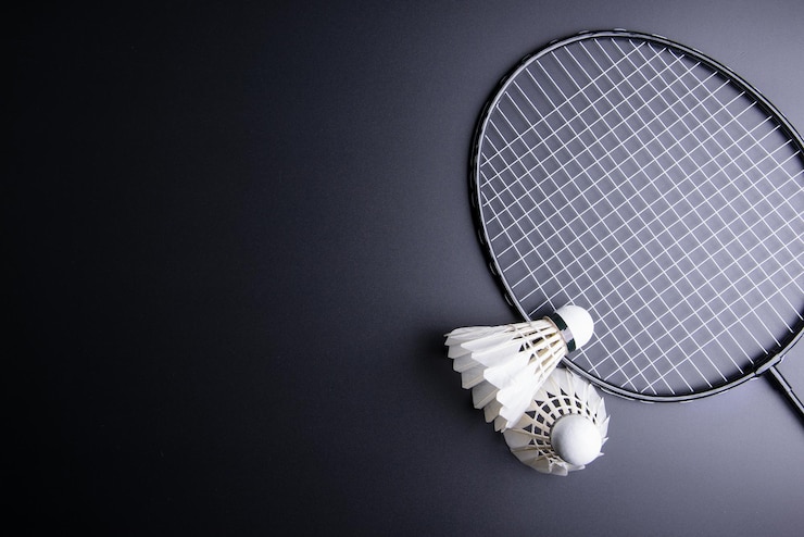 Foto close-up di badminton e shuttlecock sul tavolo