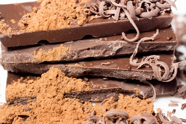 Close-up di barrette e polvere di cioccolato