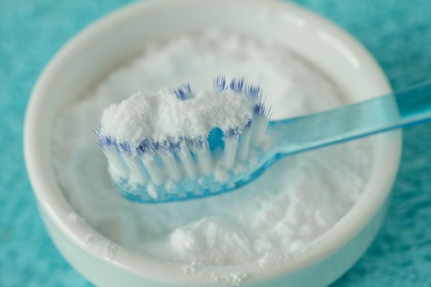 Close-up di bicarbonato di sodio e spazzolino da denti sul tavolo