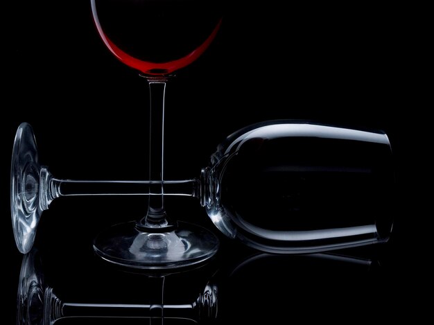 Close-up di bicchieri da vino su sfondo nero