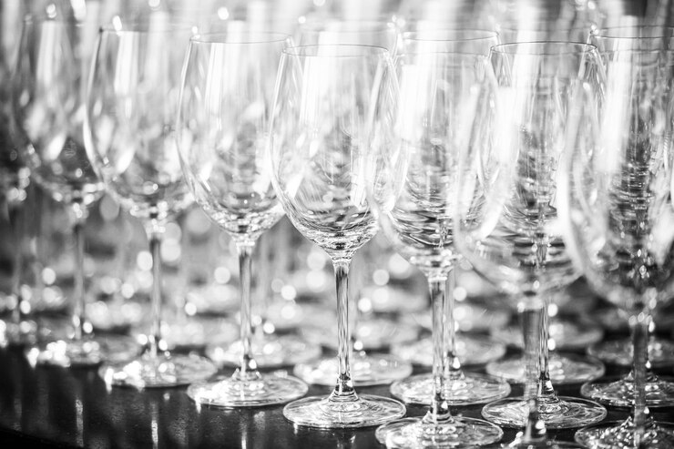 Foto close-up di bicchieri di vino su tavola