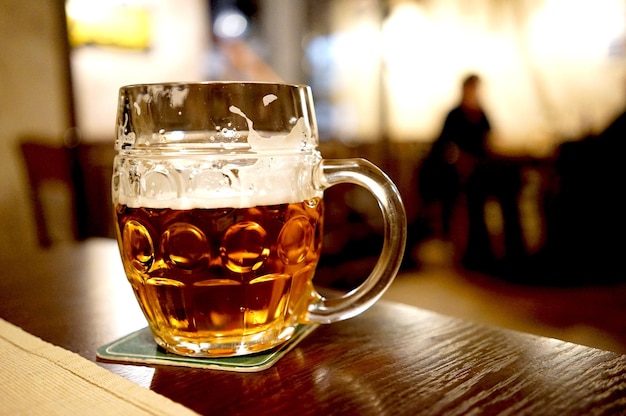 Close-up di birra in bicchiere su tavola