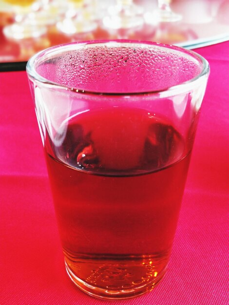 Close-up di birra in bicchiere su tavola